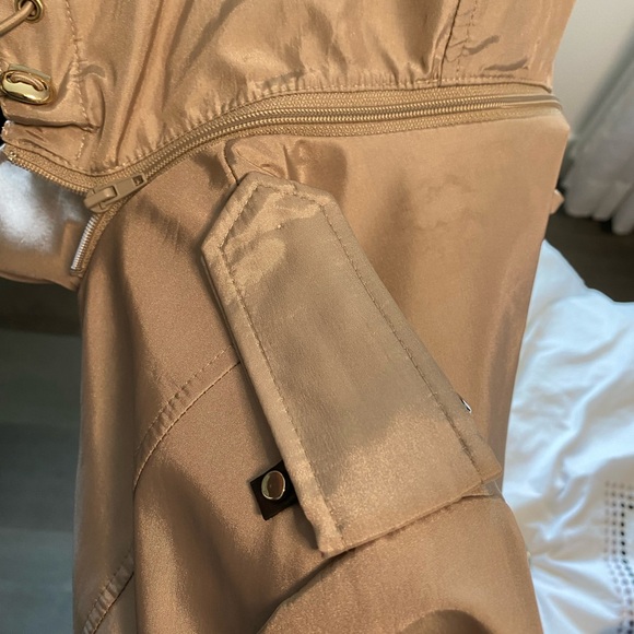 Woman’s rain coat. - Picture 8 of 9